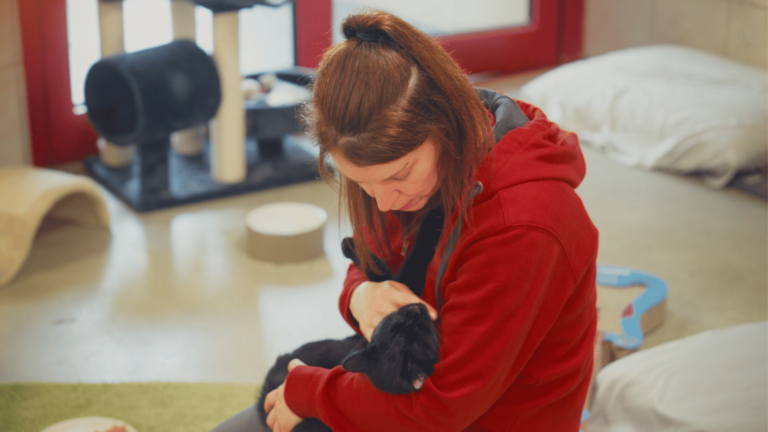 Katzenpflegerin Sabrina mit Katze